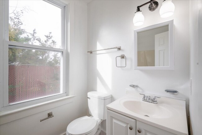 Building Photo - 1609 Buren St