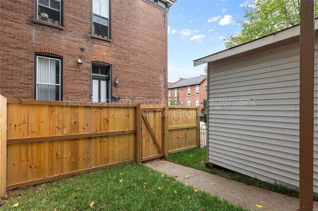 Building Photo - 1001 Lami St