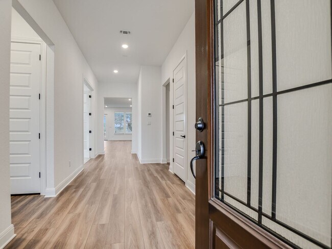 Building Photo - ONE-STORY Home in Marble Falls - 2932 SF with THREE-CAR GARAGE - On a CUL-DE-SAC!