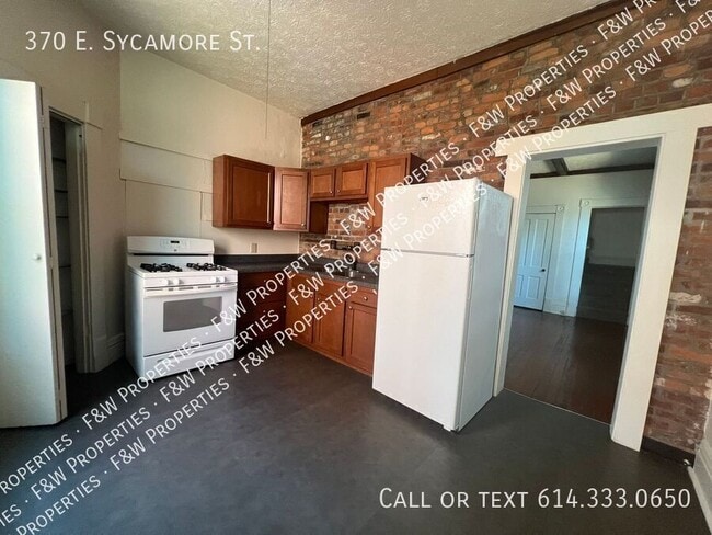 Building Photo - 370 E Sycamore St