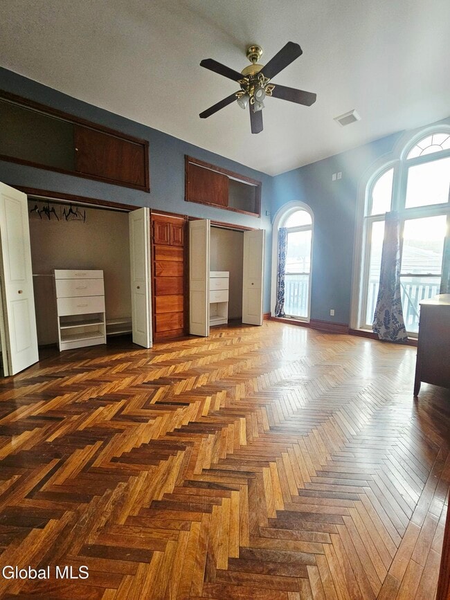 Building Photo - 305 Main St