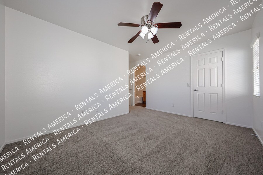 Building Photo - 4714 E Laurel Ave