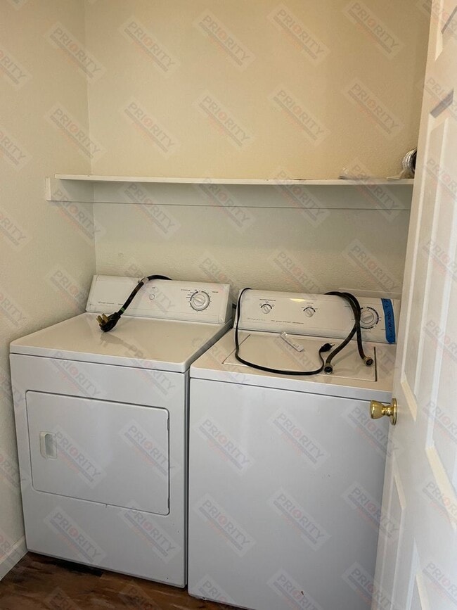 Building Photo - 3 bedrooms, 2.5 bath Townhouse