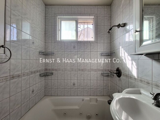 Building Photo - 806 E 120th St