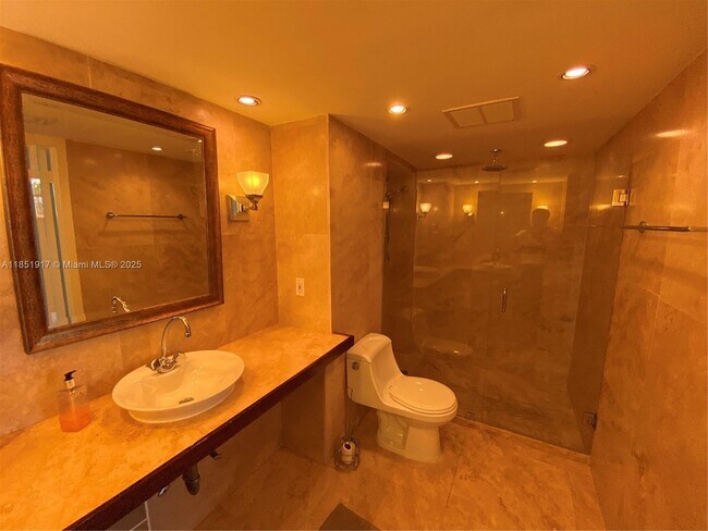 Building Photo - 801 N Venetian Dr