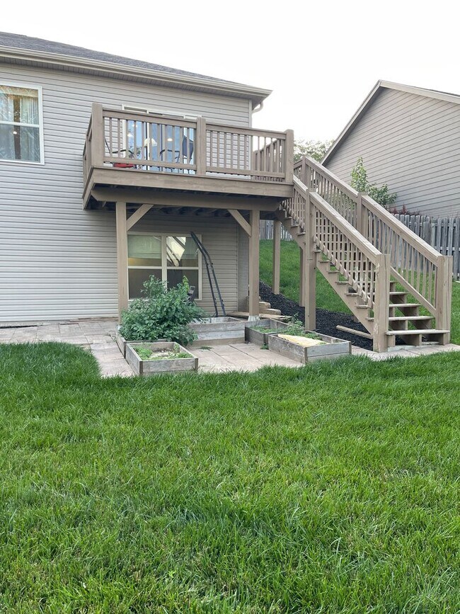 Building Photo - Spacious home in super nice neighborhood in Northwest Omaha