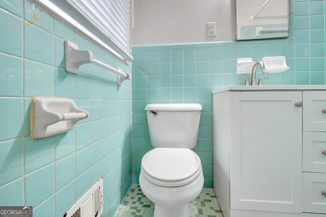 Building Photo - 500 Circle Dr