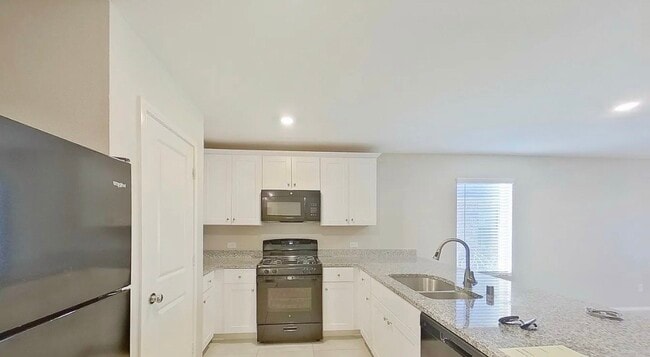 Building Photo - MOVE IN READY