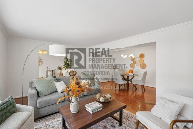 Building Photo - 5025 Hillsboro Pike