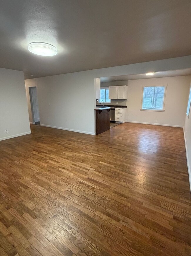 Building Photo - Cozy Home!!