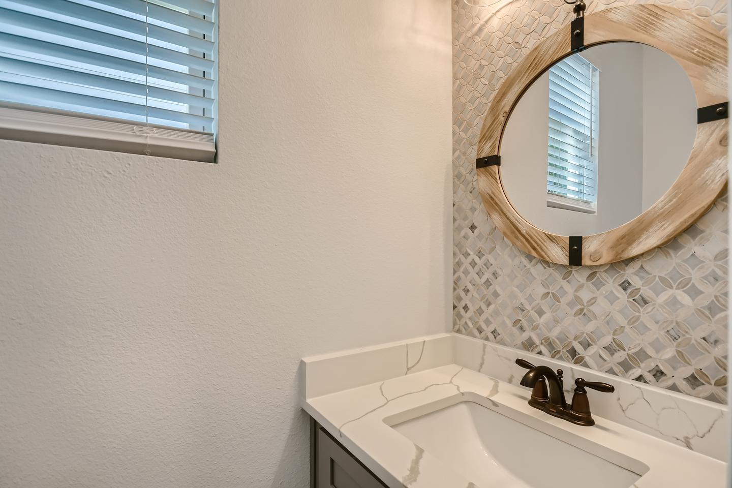 Building Photo - Stylish & Modern Home for Rent in the Heart of Dallas!