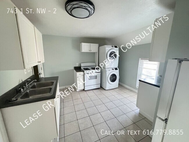 Building Photo - Two Bedroom Upper Duplex w/ Laundry In Unit!