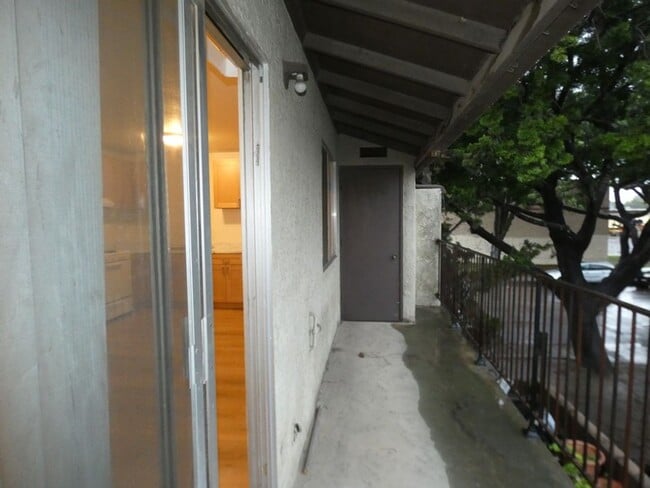Building Photo - One Bedroom Apartment in Santa Maria