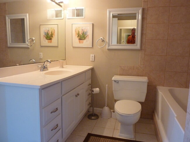 Building Photo - 1BR/1BA Penthouse Condo | University Tower...