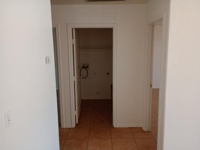 Building Photo - 2 bedroom in Eloy AZ 85131