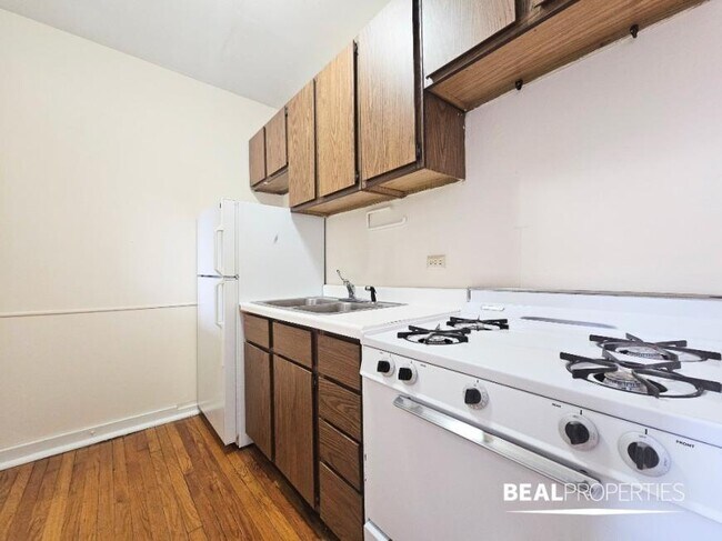Building Photo - 1 bedroom in CHICAGO IL 60657