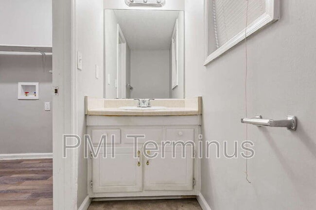 Building Photo - 5005 Hawthorne Ct