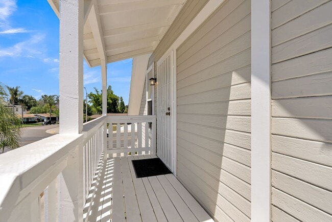 Building Photo - Charming Upstairs Unit near Riverside Plaza