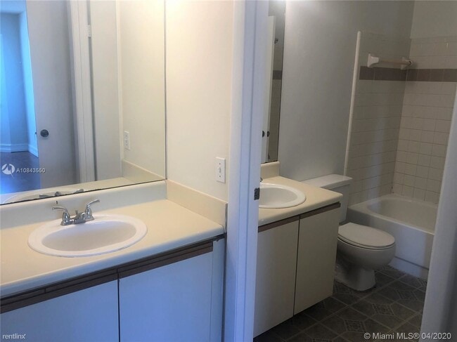 Building Photo - 2 br, 1 bath Condo - 8333 Pines Blvd