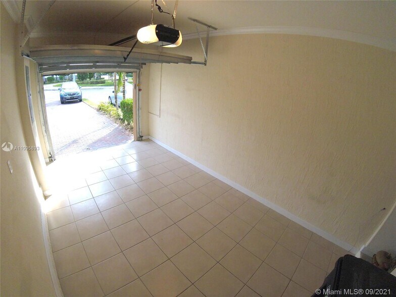 Building Photo - 990 NW 99th Ct