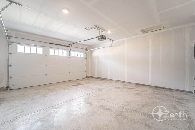 Building Photo - 4712 NE 37th Ct