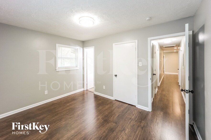 Building Photo - 743 Oak Dr