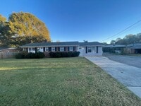 Building Photo - Welcome to this charming 3-bedroom, 1.5-ba...