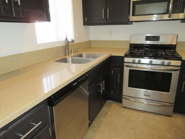 Building Photo - **REDUCED PRICE** 2 bedroom Canoga Park condo on Eton Ave!