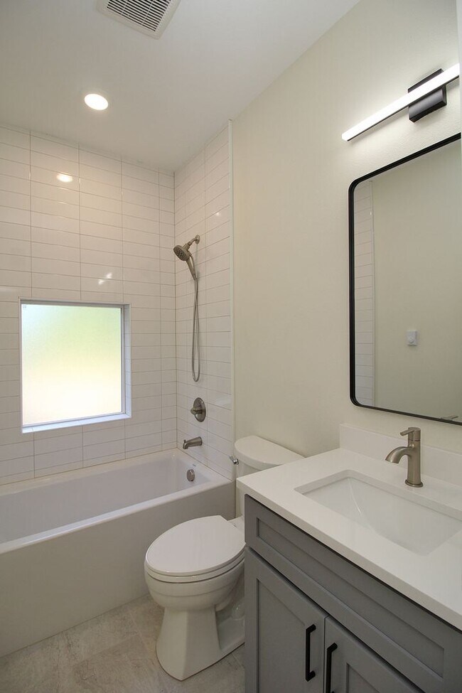 Building Photo - 4660-4660 SW Fairvale Ct