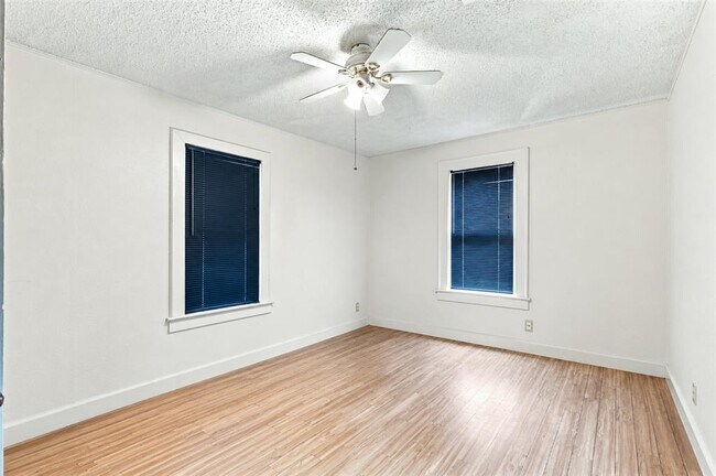 Building Photo - 1406 E 11th St