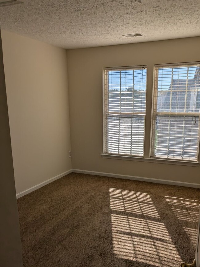 Building Photo - THE VILLAS AT HOLLYWOODS