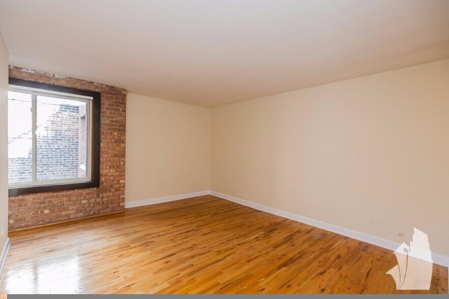 Building Photo - 1220 N La Salle Dr