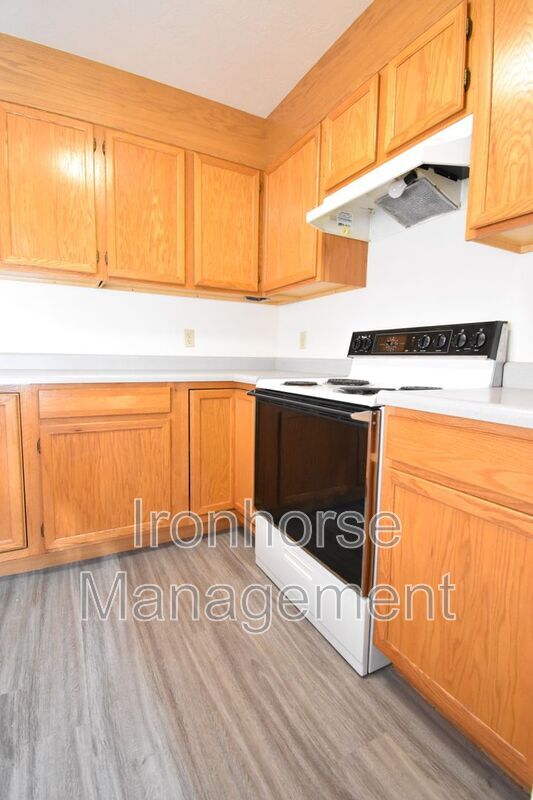 Building Photo - 813 W Villard St