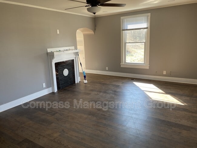 Building Photo - 1204 Valley Dr SW