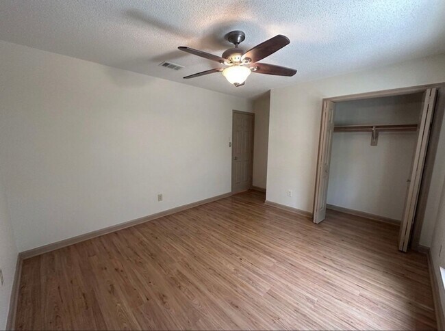 Building Photo - 2 Bedroom, 1.5 Bathroom Townhome in Durham