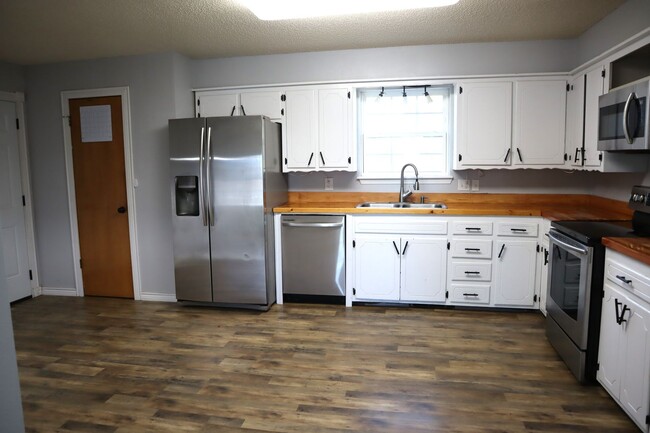 Building Photo - Charming 3 bedroom 1 bath on an Oversized lot