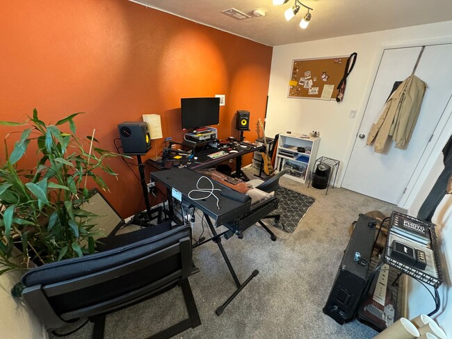 Building Photo - Private Lakewood Home