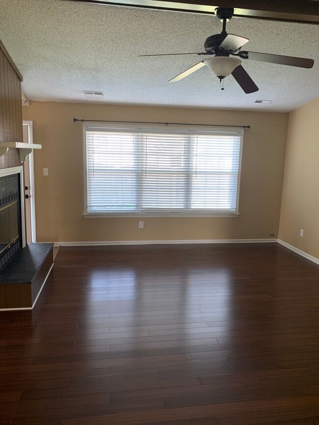 Building Photo - 3 Bedroom 2 Bathroom House