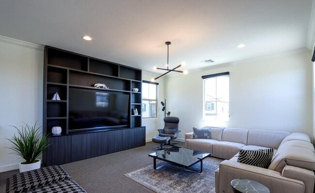 Building Photo - 948 W Yosemite Dr