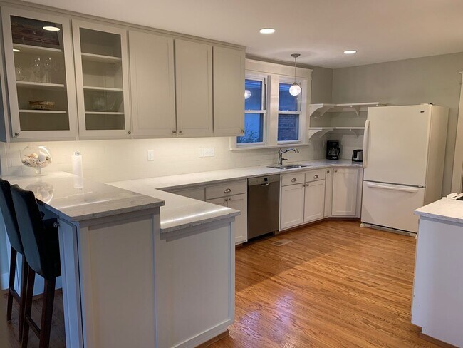 Building Photo - Charming Home in Belmont-Hillsboro Neighborhood, minutes to Vandy and Belmont, Fenced Yard