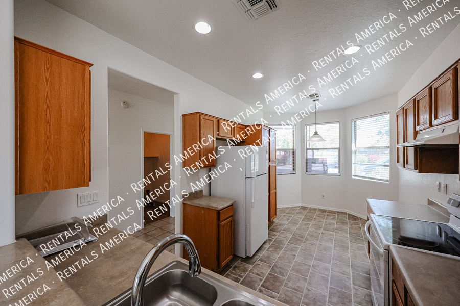 Building Photo - 5614 W Lydia Ln