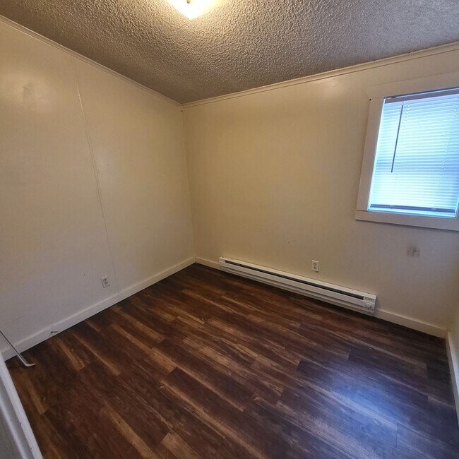 Building Photo - 636 S Roosevelt Rd Q