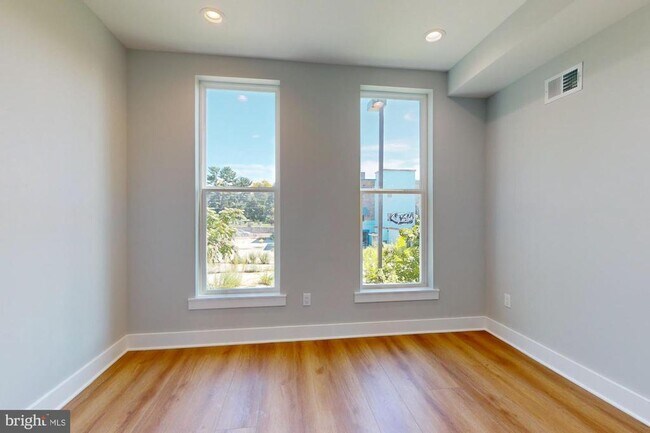 Building Photo - 511 N Paxon St