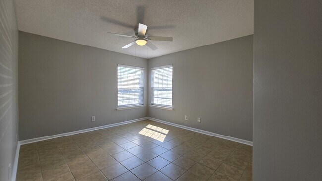 Building Photo - 8642 South Bridge Dr