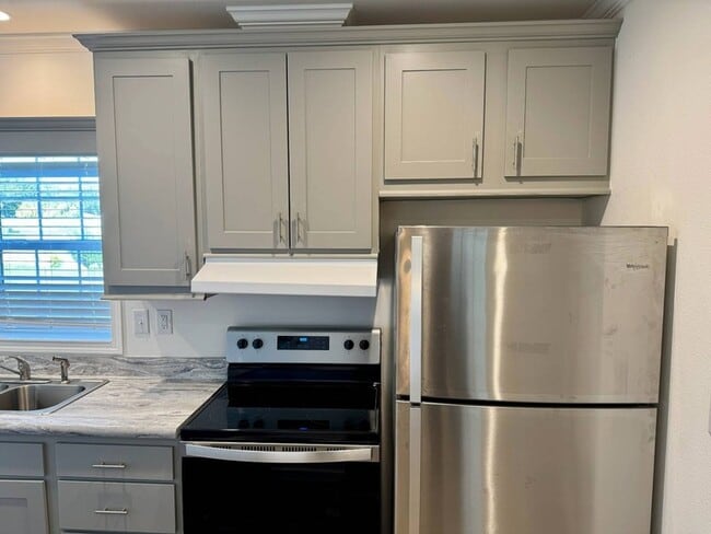 Building Photo - 843 E Colonial Cir