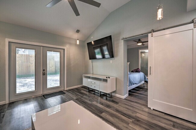 Building Photo - 224 E Kelly Park Rd