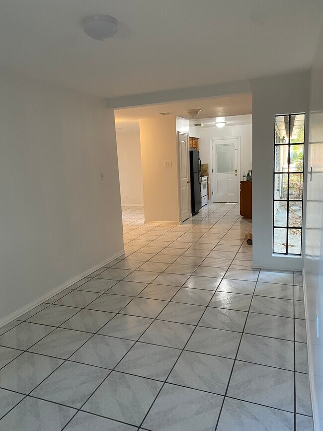 Dining room and kitchen - 511 Doverfield Dr