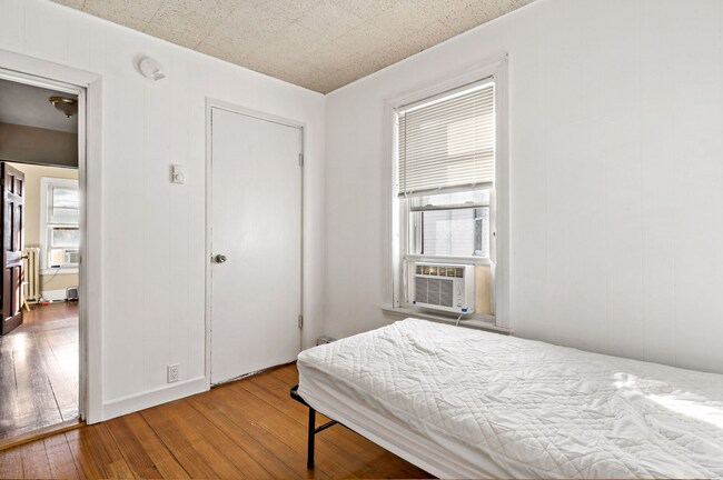 Building Photo - 1062 Saratoga St