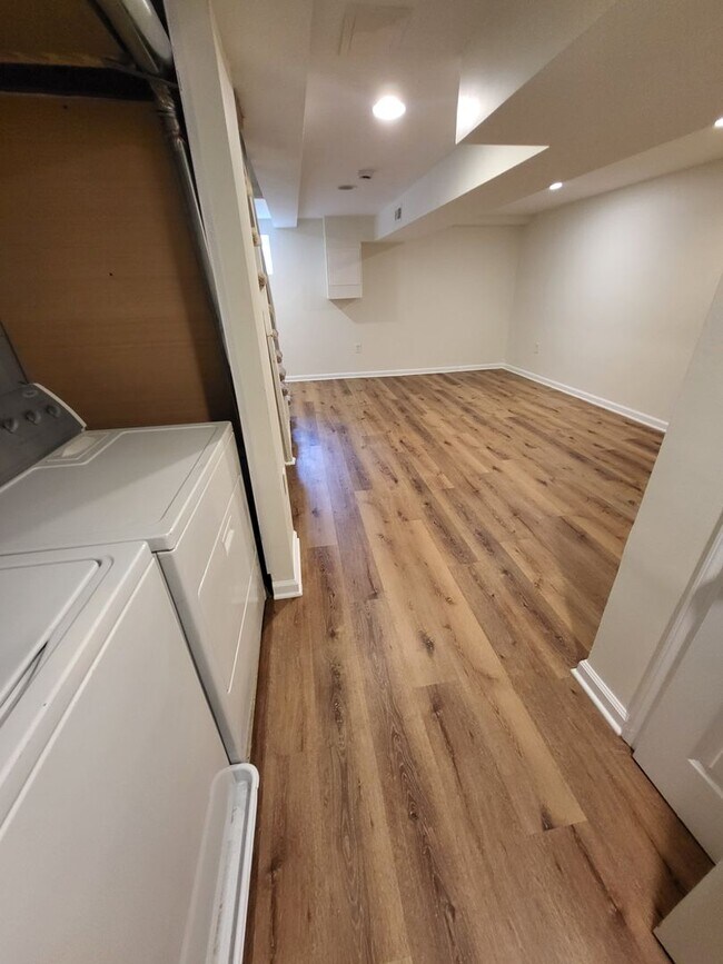 Building Photo - 3 Bed w/ Finished Basement