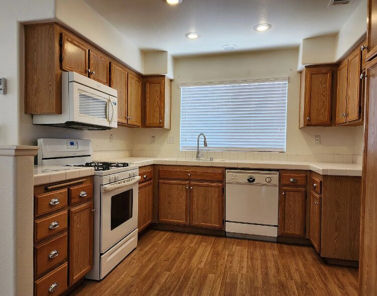 Building Photo - 879 Poppyseed Ln